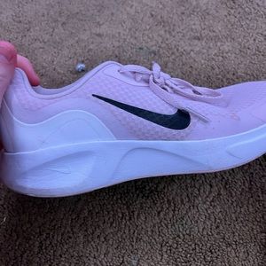 nike like pink/purple tennis shoe